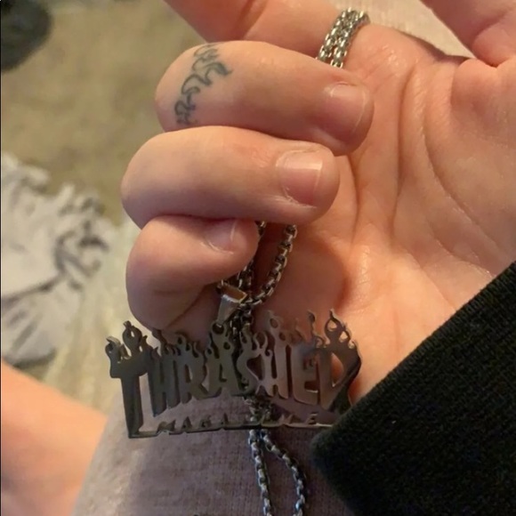 Thrasher necklace - Picture 2 of 4